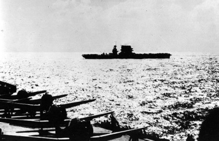 Ráno 8. května 1942 před bitvou v Korálovém moři. USS LEXINGTON CV-2 z pohledu USS YORKTOWN CV-5 na kterém jsou vidět nastartovaná letadla. Foto: US Navy.